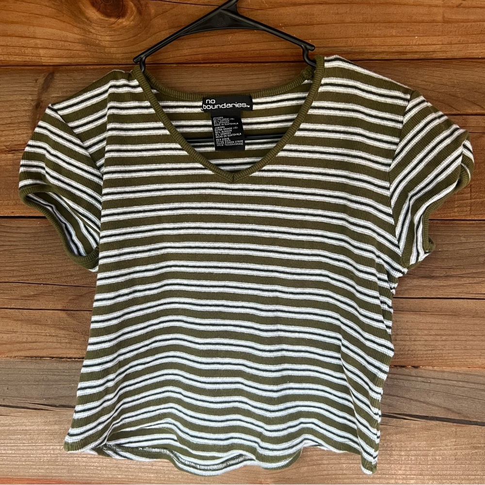 No Boundaries Green and White Striped Crop top Juniors XL 95%Cotton V Neck